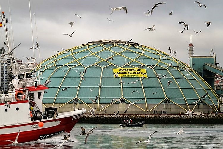 accion-greenpeace-no-almacen-carbon-do-porto-da-coruna-termina-catro-detidos
