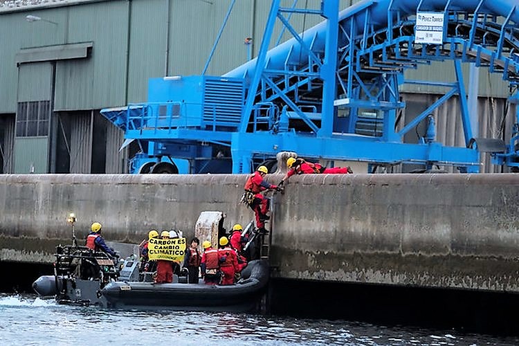 accion-greenpeace-no-almacen-carbon-do-porto-da-coruna-termina-catro-detidos