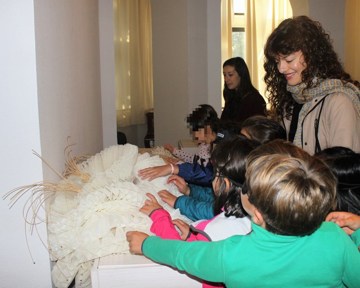 alumnado-dos-colexios-da-guarda-visita-exposicion-proxecto-tactil