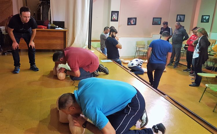 persoal-dos-clubs-deportivos-ges-e-policia-local-da-guarda-participan-nun-taller-reanimacion-cardiopulmonar