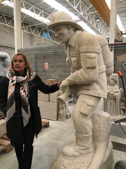 fornelos-adicara-unha-praza-aos-brigadistas-forestais-cunha-escultura-da-escola-canteria