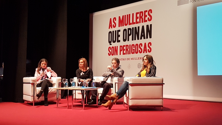 teatro-provincial-pontevedra-acolleu-encontro-mulleres-columnistas-as-mulleres-opinan-perigosas