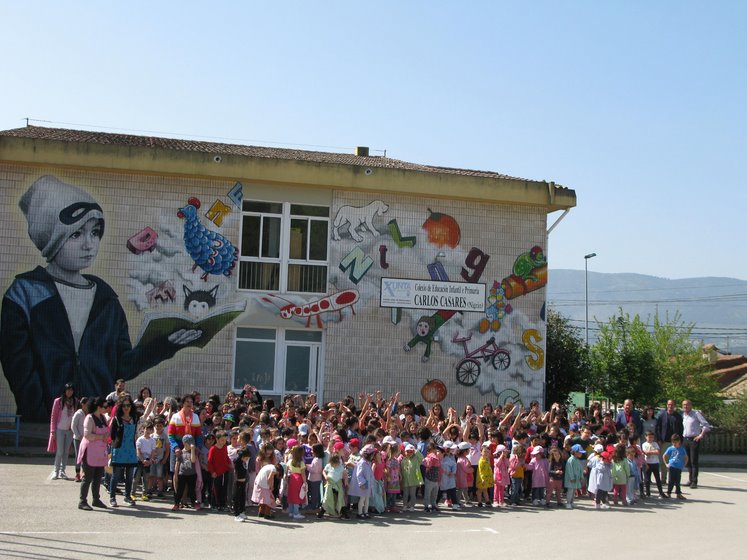 nigran-festexa-o-dia-do-libro-no-ceip-de-vilarino-coa-plantacion-do-souto-carlos-casares-e-a-inauguracion-do-mural-de-lula-goce