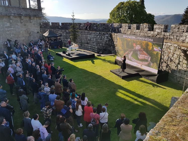 centos-de-persoas-asisten-a-unha-espectacular-gala-de-reapertura-do-castelo-de-soutomaior