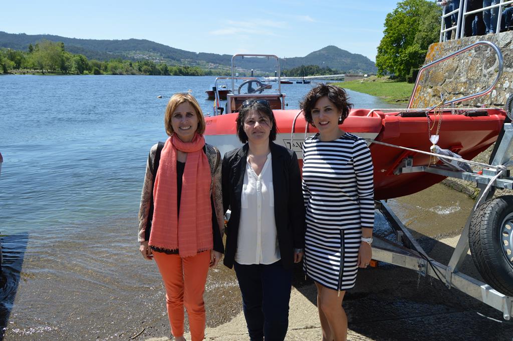 a-directora-de-turismo-e-a-alcaldesa-de-tomino-amadrinan-a-botadura-da-primeira-ruta-de-navegacion-no-embarcadoiro-inclusivo-de-goian