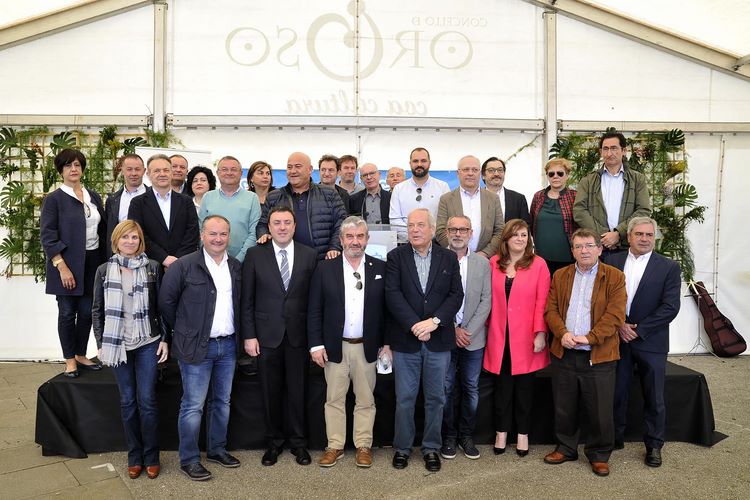 A directora de Turismo de Galicia, Nava Castro, salientou hoxe o incremento de peregrinos que está a rexistrar o Camiño Inglés nos últimos anos, ata converterse neste arranque de 2018 no terceiro itinerario máis transitado, só por detrás do Camiño Francés e do Camiño Portugués. Convértese, así nunha das rutas preferidas para peregrinar durante os primeiros meses do ano. Nava Castro fixo estas valoracións durante a inauguración de Primavera no Camiño Inglés, unha iniciativa promocional que se celebra desde hoxe e que continuará nos 18 municipios da provincia coruñesa polos que transcorre esta ruta. Nos seus nove itinerarios por terra, o Camiño de Santiago, está a medrar a un ritmo dun 6% neste arranque de 2018. A cifra supera os 41.000 peregrinos de máis de 120 países diferentes. Deles, máis de 1.700 escolleron o Camiño Inglés, un 15% máis que hai un ano, cando a cifra non chegou 1.400. Con estes datos constátase que o reparto de peregrinos polos diferentes itinerarios é cada vez maior, contribuíndo a que a tradición xacobea e os seus beneficios se estean a distribuír nos concellos polos que discorre. Desenvolvemento dos municipios Así se constata nas primeiras conclusións do Estudo do impacto socioeconómico do Camiño de Santiago que realizou a Universidade compostelana para o Goberno galego e que destaca que o Camiño de Santiago impulsa o desenvolvemento do rural galego, onde é visto polos veciños como parte da solución. Combate a despoboación, xera riqueza, ten un impacto cultural positivo e é exemplo de sustentabilidade. Nava Castro puxo en valor, ademais, o seu compromiso por acadar un Camiño de Santiago hospitalario, protexido e conservado para o que o Goberno autonómico traballa para a posta a punto de cada unha das rutas ao abeiro do Plan director do Camiño de Santiago. No Camiño Inglés investíronse xa máis de 1,4 millóns de euros nas actuacións de sinalización, rehabilitación e mantemento, ás que se inclúen, outras moitas accións de divulgación, posta en valor e mellora na acollida.