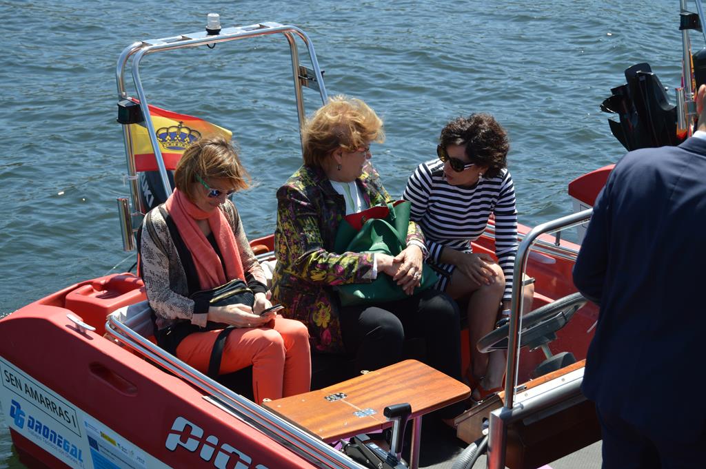 a-directora-de-turismo-e-a-alcaldesa-de-tomino-amadrinan-a-botadura-da-primeira-ruta-de-navegacion-no-embarcadoiro-inclusivo-de-goian
