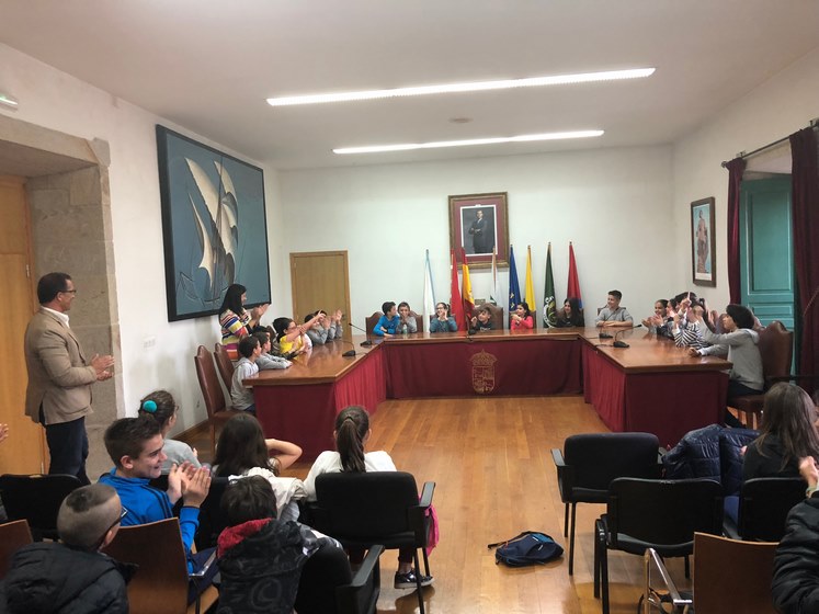 O salón de plenos do Concello de Baiona acolleu un pleno infantil no que participaron 45 alumnos do C.E. P. Sabarís