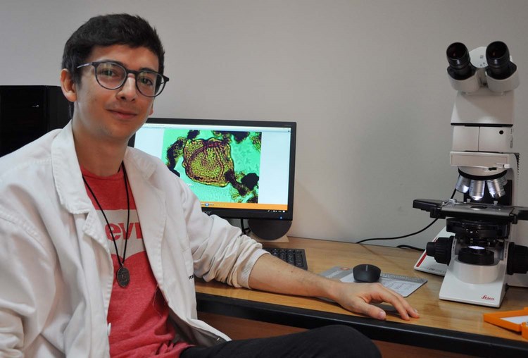 Artai Santos nun laboratorio do Edificio de Ciencias do campus de Vigo 