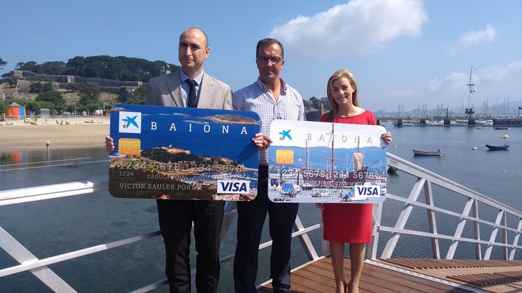 A réplica da carabela Pinta e a fortaleza medieval de Monterreal ilustran dous cartóns bancarios dedicados a Baiona