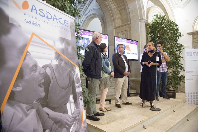 A visibilizadora exposición fotográfica de ASPACE 'Atrévete a coñecerme' enche de diversidade o hall do Pazo Provincial da Deputación de Pontevedra