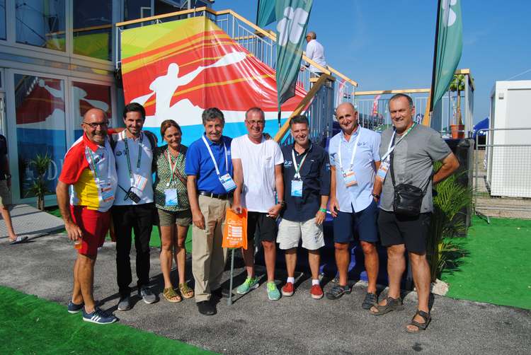 A Federación Galega de Piragüismo fai entrega da insignia de ouro a Jesús Morlán