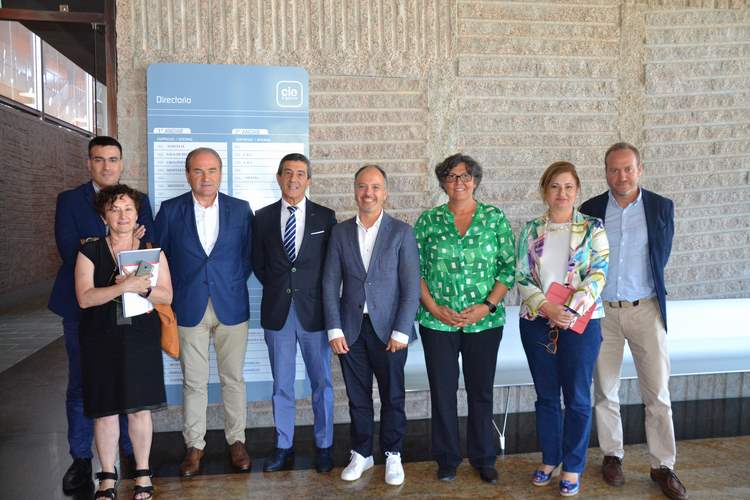 Máis chan industrial, unha gardería e un novo impulso á Cidade do Transporte, puntos principais da reunión entre o Delegado de Zona Franca e a Alcaldesa de Porriño