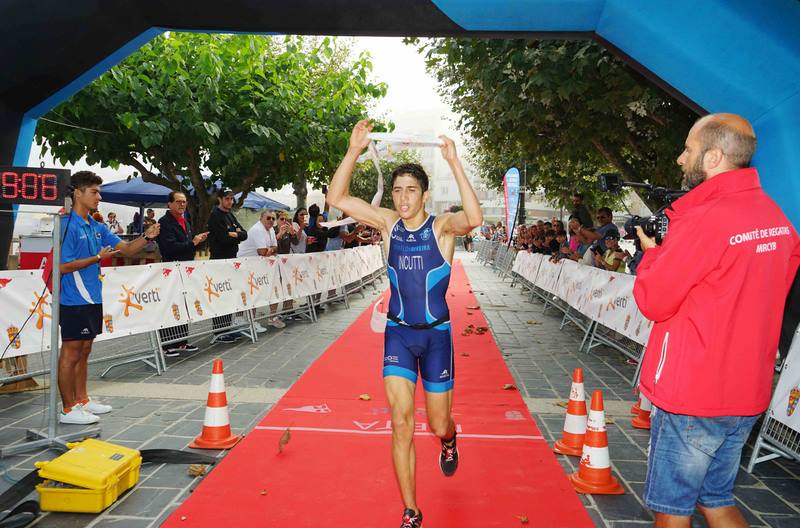Triunfo solidario de Denis Incutti e María Lois no Vertiatlón de Baiona