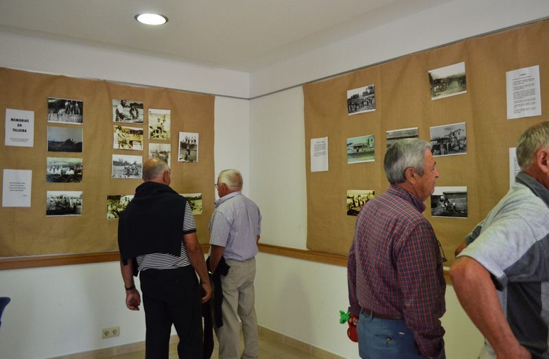 A Oficina de Turismo de Oia acolle ata final de mes a mostra de fotografías antigas Memorias da telleira, unha selección de imaxes dos anos 50 e 60 do século XX que ilustran como era o traballo dos cabaqueiros.