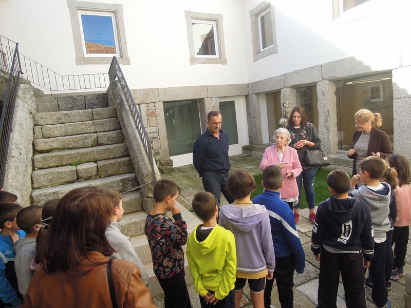 A Biblioteca Municipal de Baiona celebra o "Día da Biblioteca" con carné renovado e coa visita da escritora arxentina Angélica Fontenla