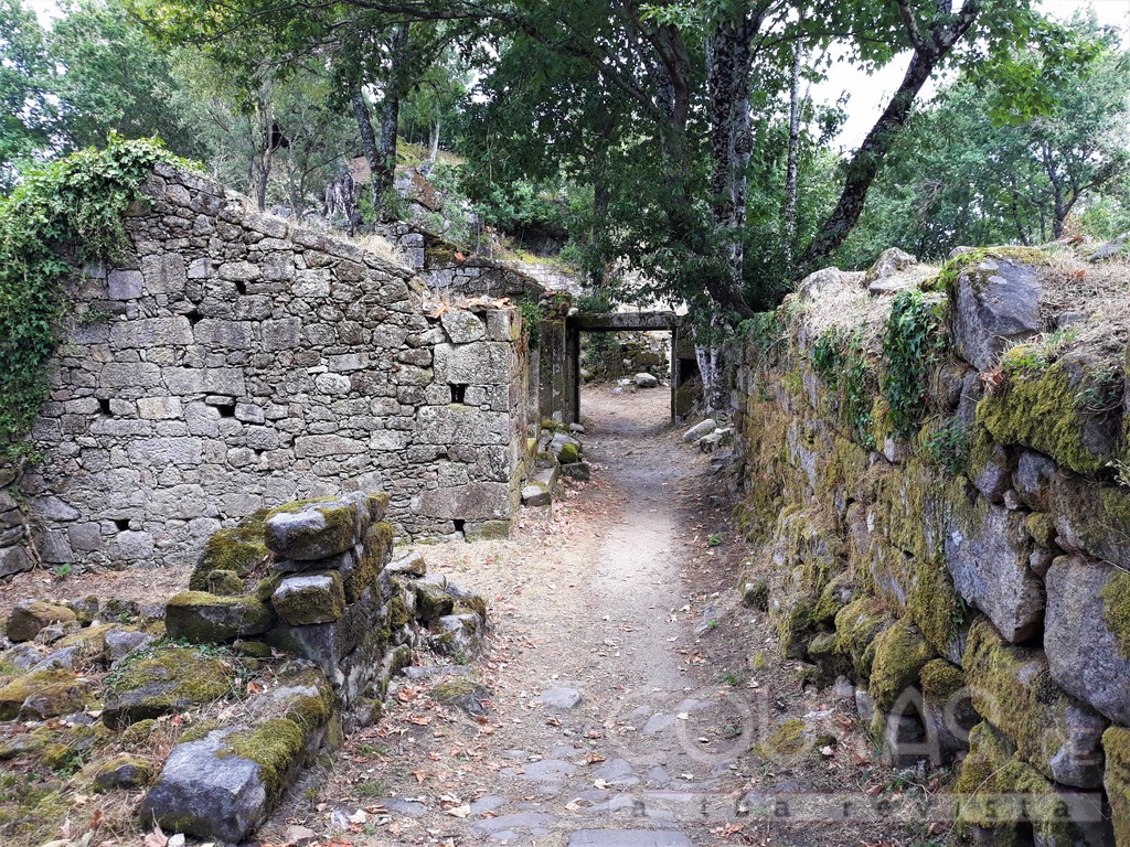 Antigo convento e a Igrexa de Sanfins de Fiestras