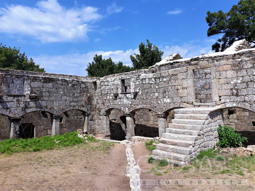 Antigo convento e a Igrexa de Sanfins de Fiestras