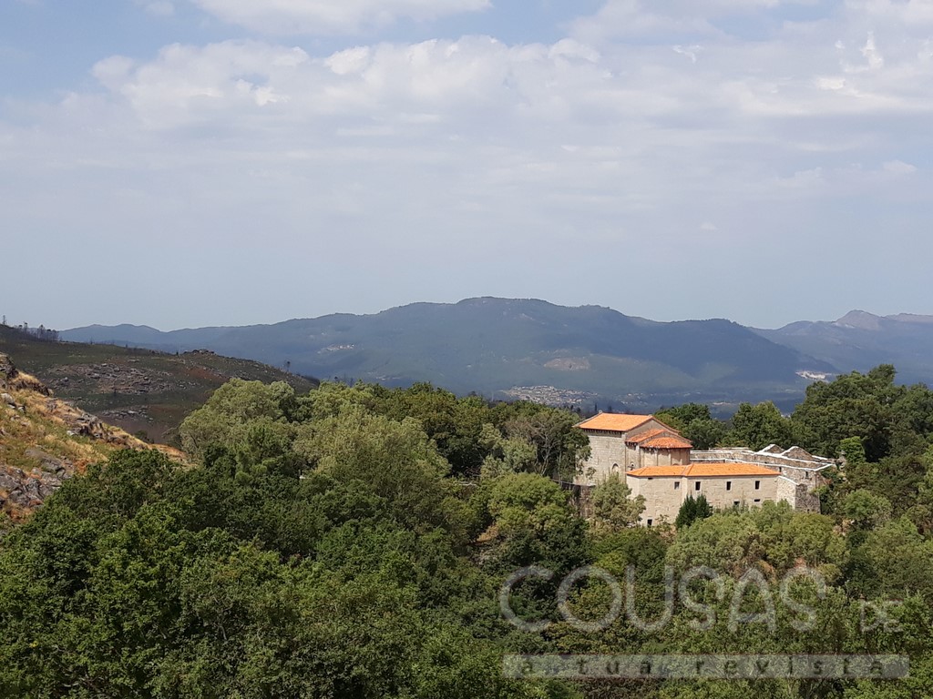 Antigo convento e a Igrexa de Sanfins de Fiestras