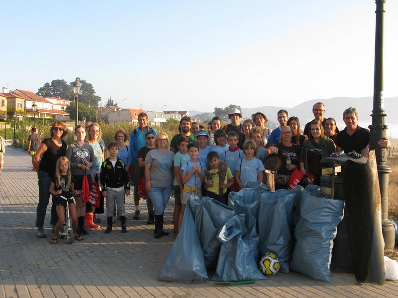 Unha trintena de voluntarios retiran 300 kg. de lixo da desembocadura do río Miñor