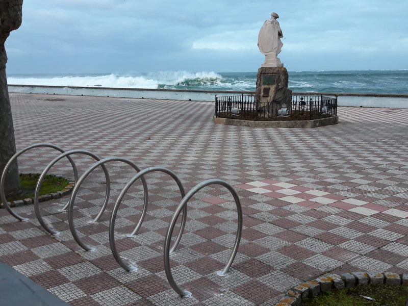 Pero agora en Baiona vaise máis aló creando 25 localizacións de estacionamento para un total de 150 bicis, nas zonas de maior necesidade como son, os Colexios, Biblioteca, Pavillón, Oficina de Turismo, Campo de Fútbol Municipal, Centro de Saúde, Concello e Centro Antena en Sabarís e 36 aparcabicis dobres ao longo de todo o carril bici Baiona- Ramallosa nas zonas de máxima necesidade como Miradoiros, Zonas Deportivas e praias para que Baiona siga sendo un referente ambiental e de seguridade, a totalidade destes 75 aparcabicis dobres son de aceiro inoxidable para soportar mellor as duras condicións da proximidade do mar, mantendo unha elegante estética como os colocados na rúa Carabela Pinta.