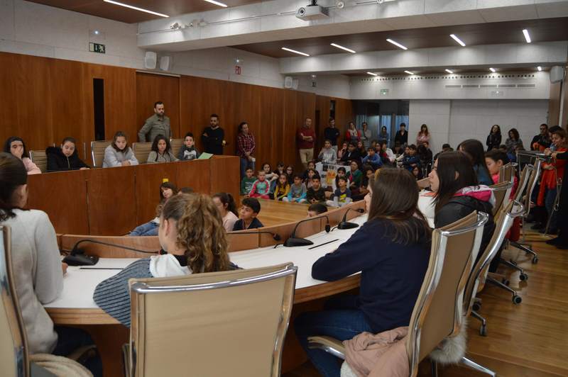 Tomiño celebra o “Día Universal do Neno” cun pleno infantil e alumnado de todos os coles e instituto