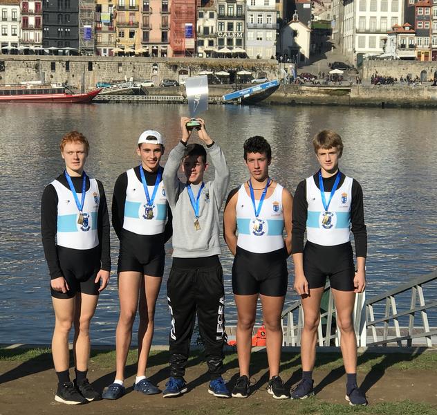 Unha medalla de ouro e unha de prata para o Club Remo do Miño na "Regata Internacional do Natal" celebrada en Porto