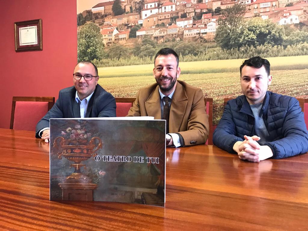 Un libro recolle a historia do Teatro Principal de Tui