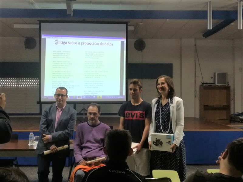 O alumno Adrián Álvarez Santos do CPI Cova Terreña (Baiona) ven de gañar o III Concurso Literario Infantil e Xuvenil