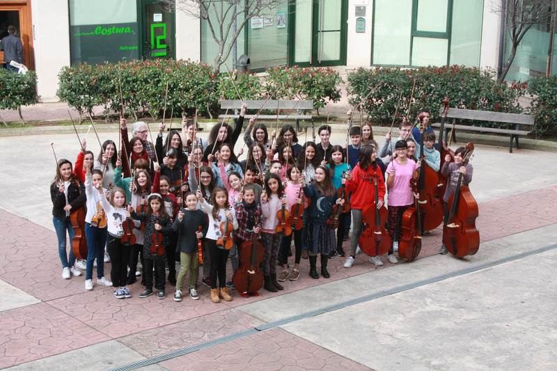 Oia acolle un dos concertos que a orquestra Kv2211 ofrece no marco do XIV Encontro de Embarcacións Tradicionais