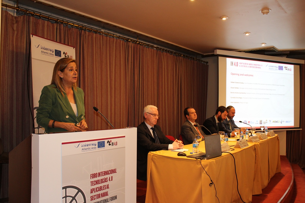 O Teatro Afundación acolleu o I Foro Internacional de Tecnoloxías 4.0 Aplicadas ao naval, impulsado pola Deputación, que reuniu á industria e a expertas e expertos internacionais “O futuro de Europa é o futuro de seguir colaborando xuntos e xuntas para construír un traballo de desenvolvemento e referencia na aplicación das novas tecnoloxías no sector naval”. Foi a apelación da presidenta da Deputación de Pontevedra, Carmela Silva, no acto de apertura esta mañá en Vigo do I Foro Internacional de Tecnoloxías 4.0 Aplicadas ao Sector Naval, unha iniciativa impulsada pola institución provincial que ten por obxectivo mellorar a competitividade da industria mediante a aplicación de novas tecnoloxías. O evento, enmarcado nas actividades programadas do proxecto IN 4.0 da Deputación, tamén contou coa presenza do vicepresidente da Asociación de Industriais Metalúrxicos (ASIME), Rafael Outeiral; co xerente do Clúster Naval de Galicia (ACLUNAGA), Óscar Gómez; co director xeral da Mariña Mercante, Benito Núñez; e co alcalde de Vigo, Abel Caballero, así como de expertas e expertos internacionais da industria. Na súa intervención, a presidenta provincial recordou que “esta industria é fundamental para o noso país, para Galicia e para Vigo” e fixo fincapé na necesidade de “que a revolución tecnolóxica forme parte da nosa acción política, económica e industrial”. Tamén quixo enxalzar a importancia de proxectos como o IN 4.0, “no que todo o espazo atlántico traballa xunto”. “Somos zonas pequenas para competir, pero xuntas somos moi grandes e podemos chegar a ser moito máis produtivas”, declarou a presidenta. “Precisamos de proxectos coma este, do IN 4.0, que son o inicio de todo. Temos que seguir con iniciativas que permitan a implantación das novas tecnoloxías”, declarou Silva. Tamén afirmou que “imos seguir colaborando con ASIME e ACLUNAGA. Contan coa Deputación para seguir desenvolvendo proxectos que manteñan o noso potencial industrial”. Amais, subliñou en que a institución provincial “se pon do seu lado para poñer en marcha iniciativas que permitan que un sector tan importante poida ter asegurado o seu futuro, non a logo prazo, senón inmediato”. Pola súa banda, o alcalde de Vigo, Abel Caballero, que enxalzou “que temos a industria naval privada máis importante de Europa”, puxo o foco en que “o sector naval non funciona no libre mercado, senón a través de núcleos de influencias e con capacidades de presión. Por iso é importante que esteamos xuntos e xuntas. No proxecto de recuperación do naval temos que ocupar todas as parcelas e todos os papeis. Vós, a industria, tendes que levar o proceso tecnolóxicos e nós, as administracións, darvos o apoio”. O vicepresidente de ASIME, Rafael Outeiral, quixo salientar que “as novas tecnoloxías cambiarán os nosos sistemas produtivos e as nosas relacións laborais e que, lonxe de velas como unha ameaza, hai que ollalas como unha oportunidade extraordinaria para mellorar a competitividade das nosas empresas, para contribuír a xerar riqueza e emprego na nosa sociedade”. Tamén incidiu na necesidade no “sector naval dun maior grao de esforzo innovador para aplicar novas tecnoloxías ao modelo de negocio”. Outeiral concluíu a súa intervención asegurando que “innovar é facer un esforzo interno por mellorar os produtos e procesos, axudándose das novas tecnoloxías para ser máis competitivos e competitivas”. Dende ACLUNAGA, Óscar Gómez avalou con datos a importancia do sector naval na economía. “Temos 14.000 traballadores directos e traballadoras directas e representamos 2,2% do PIB de Galicia. Somos unha industria que precisa ser respectada”, asegurou. “Queremos agradecer á Deputación o seu esforzo polo naval porque, grazas a este proxecto, temos unha difusión máis ampla”, continuou. Seguiu reivindicando “que queremos un apoio e una axuda que ten moita repercusión sobre determinadas zonas a crea tantos empregos directos. Dende logo, precisamos dun esforzo e dun investimento inmediatos”. O director xeral da Mariña Mercante, Benito Núñez, puxo en valor a industria naval, da que salientou “o importante capital humano, tecnolóxico e económico e que, ademais, ten un efecto de arrastre na innovación e na mellora do tecido industrial da economía do país”. Engadiu que “as novas tecnoloxías poden contribuír a dar un carácter de diferenza aos servizos que presta o sector naval”. E, por último, recalcou que a importancia da xornada radicaba en que “aínda que o ámbito xeográfico deste proxecto fai referencia á cordilleira atlántico-europea, pode ser aplicable ao resto de estaleiros españois”. Despois desta primeira conferencia, a xornada continuou coa presentación dos resultados dun informe de diagnose sobre o estado de implantación da industria 4.0 nos países do arco atlántico europeo que integran o proxecto IN 4.0, que son Reino Unido, Francia, España, Irlanda e Portugal. Tras a súa análise, e despois da posta en marcha de 20 tecnoloxías diferentes no sector, pasouse a explicar as cinco seleccionadas polo seu nivel de maduración, considerado óptimo para comezar a aplicar na industria. Máis polo miúdo, trátanse de tecnoloxías como a visión artificial, a realidade aumentada, a monitorización, a robotización e as plataformas colaborativas.