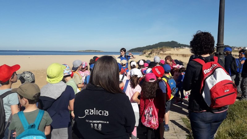 O Obradoiro de Turismo Valmiñor III leva alumnos do CEIP Serra de Vincios de visita polo ecosistema dunar Praia América-Panxón 