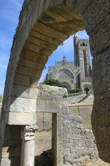 Nigrán presenta ante o Bispado un proxecto para por en valor toda a contorna do Arco Visigótico de Panxón