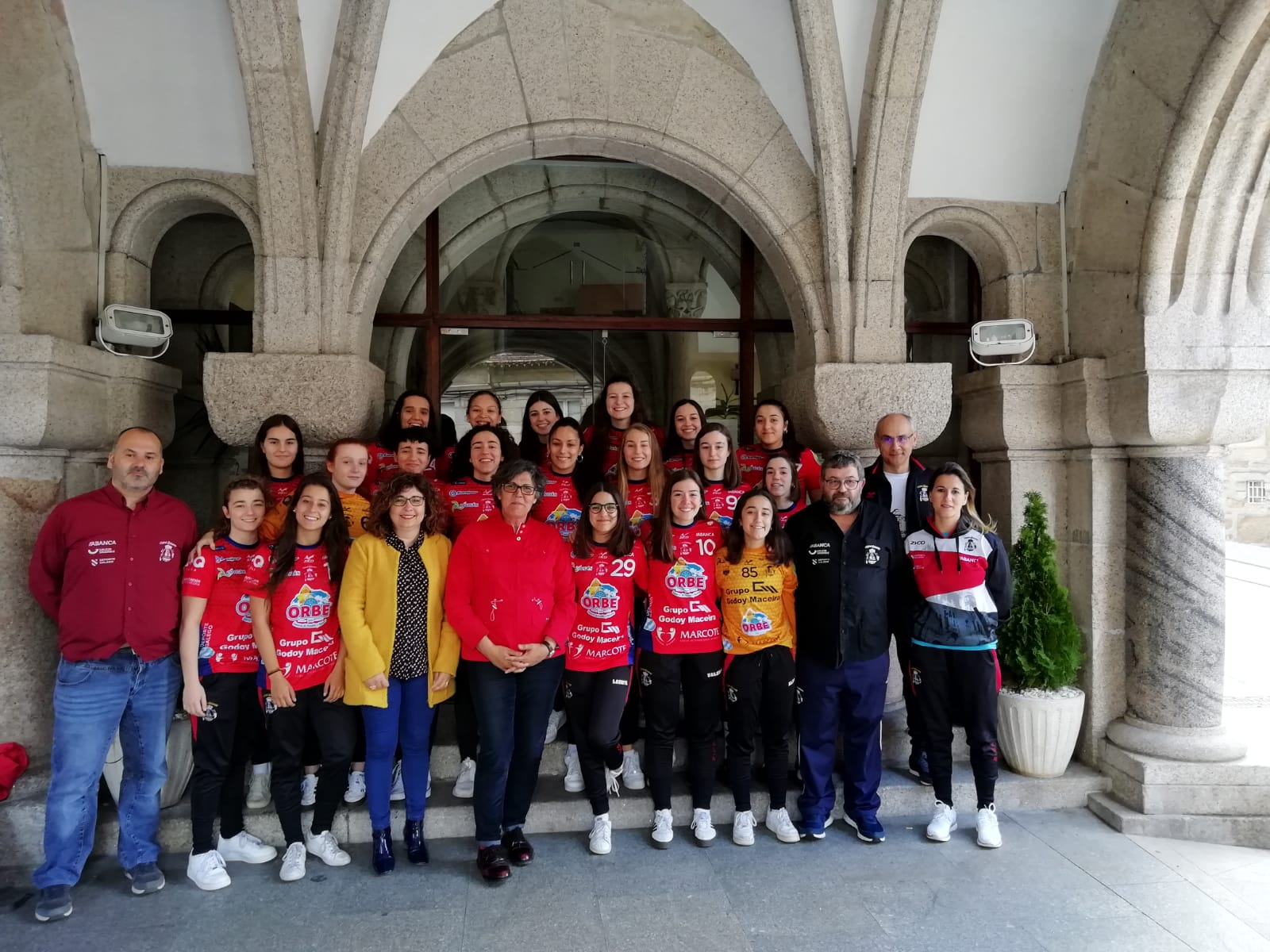 Recepción no Concello ó filial do Balonmán Porriño polo seu ascenso á División Prata Feminina