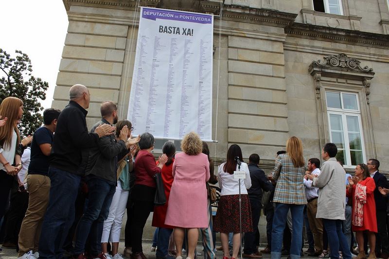 Dos pancartas no Palacio Provincial da Deputación de Pontevedra lembran ás mil mulleres asasinadas polas violencias machistas