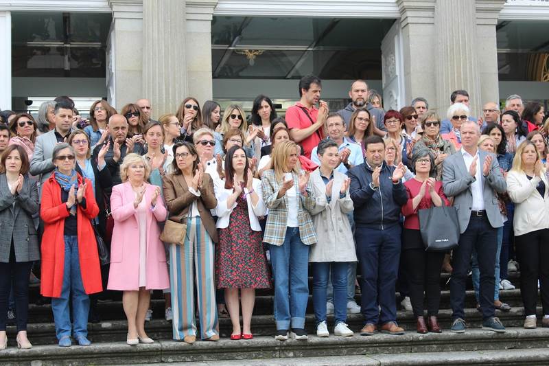 Dos pancartas no Palacio Provincial da Deputación de Pontevedra lembran ás mil mulleres asasinadas polas violencias machistas