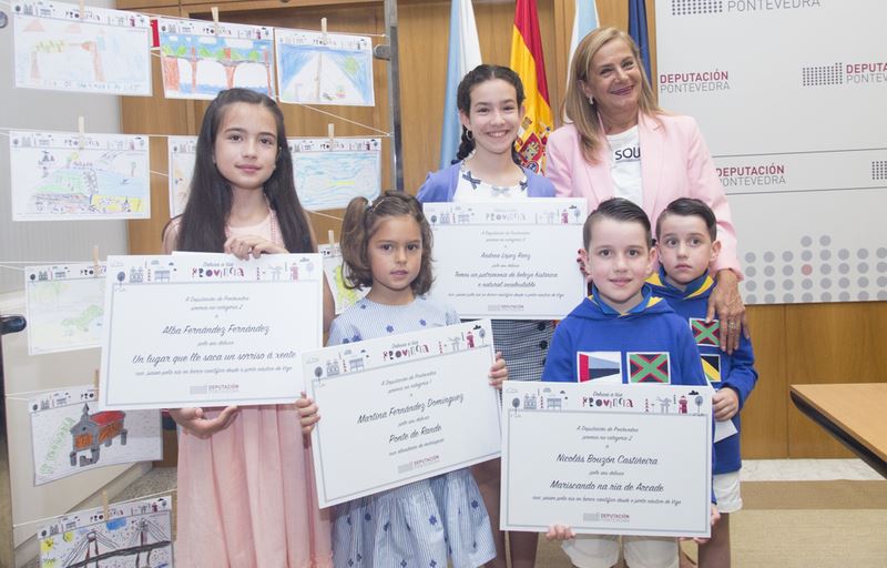 A Deputación de Pontevedra foi “invadida” este xoves polo talento pictórico dos centenares de debuxos presentados na primeira edición do Concurso de Debuxo Infantil “Debuxa a túa provincia”. O pazo provincial foi escenario da exposición dunha ampla representación das pinturas presentadas ao concurso no día no que a presidenta provincial, Carmela Silva, fixo entrega dos premios ás tres nenas e ao neno que elaboraron, segundo o xurado, os mellores debuxos. Silva salientou que “desde a educación temos que fomentar a creatividade para que esas habilidades que teñen non se perdan polo camiño. As nosas nenas e os nosos nenos teñen coñecementos que poden pasar desapercibidos e hai que potencialos”. Tamén mostrouse “orgullosísima do talento que hai na nosa provincia, é evidente que o futuro está garantido”. Na categoría ata 6 anos a gañadora foi Martina Fernández Domínguez, de Pontevedra, que presentou o debuxo "Ponte de Rande". Silva explicou que “Martina, con só 5 anos, fixo un debuxo marabilloso, cheo de creatividade, expresividade e cun alto nivel de detalle co que se amosa moitos elementos representativos das Rías Baixas”. Pola súa banda, na categoría de 6 a 11 anos elixíronse dous premios debido a gran cantidade de debuxos recibidos. Así, recibiron o seu merecido recoñecemento Alba Fernández Fernández, de 10 años de idade, de Pontevedra, e Nicolás Bouzón Castiñeira, de Soutomaior. Alba presentou un debuxo titulado "Un lugar que sácalle un sorriso á xente”, do que Carmela Silva sinalou que “é precioso pero ademais o título escollido é digno dunha campaña de turismo". Neste caso o xurado elixiu este debuxo pola súa mensaxe coherente coas bases do concurso, polo nivel de detalle e a limpeza dos trazos. Nicolás Bouzón, de 6 anos, presentouse ao concurso co debuxo “Mariscando na ría de Arcade”, do que a presidenta da Deputación de Pontevedra destacou a “súa creatividade e a utilización de varias técnicas diferentes que serviron para representar a importancia dunha das actividades historicamente claves na nosa provincia”. O neno recibiu o premio acompañado do seu irmán xemelgo Samuel, e ambos recibiron o diploma Por último, na categoría de entre 11 e 14 anos, a gañadora foi Andrea López Ranz, de 12 anos, de Vigo. Carmela Silva animouna a seguir coa ilustración porque “este debuxo deixa claro que hai unha gran pintora detrás”. Amais resaltou “a beleza dos trazos, a proporcionalidade da pintura e polo seu realismo”. Deste xeito péchase a primeira edición do Concurso de Debuxo Infantil “Debuxa a túa provincia”, promocionado pola Deputación de Pontevedra. Con este concurso pretendía que as nosas nenas e nenos plasmen a súa visión dos recursos turísticos da provincia e elementos do noso patrimonio cultural e natural. Carmela Silva apuntou que “recibimos moitos debuxos de moita calidade e nos que se amosaba que os nenos e nenas de provincia entenderon perfectamente o que buscábamos con este concurso”.