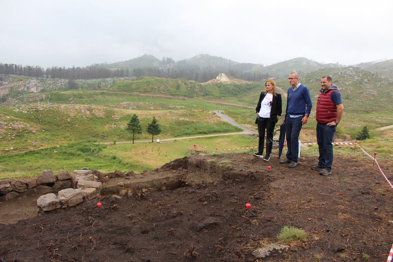 Carmela Silva visita en Nigrán os traballos arqueolóxicos en Chandebrito