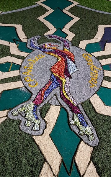 O Club Patinaxe Artística Gondomar termina a súa alfombra floral baixo a choiva