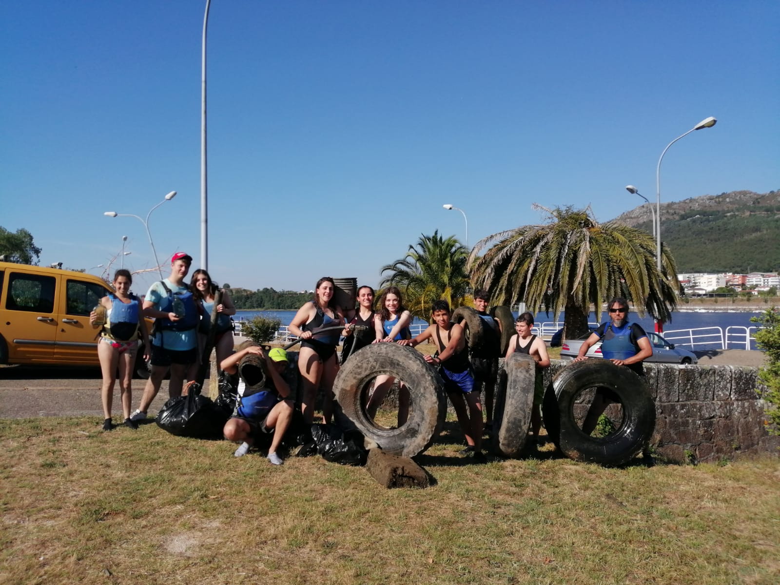 Recollen cinco sacos grandes de lixo a través dunha ruta en kaiak polo Miño