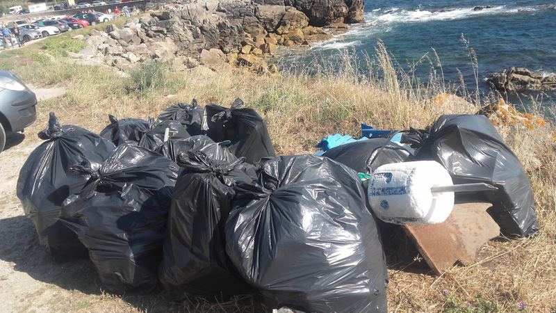 Voluntarios recollen setenta e tres sacos con plásticos na costa da Guarda