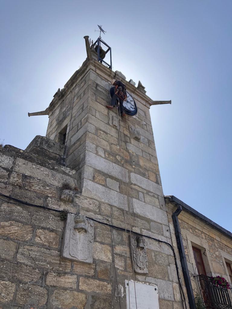 O Concello da Guarda repara a esfera da Torre do Reló