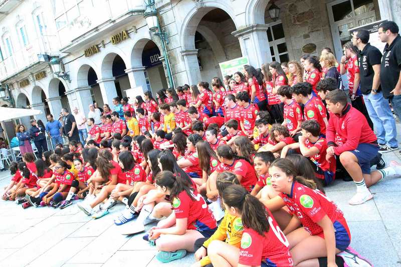 O Club Balonmán Porriño exhibe músculo na presentación de todos os seus equipos