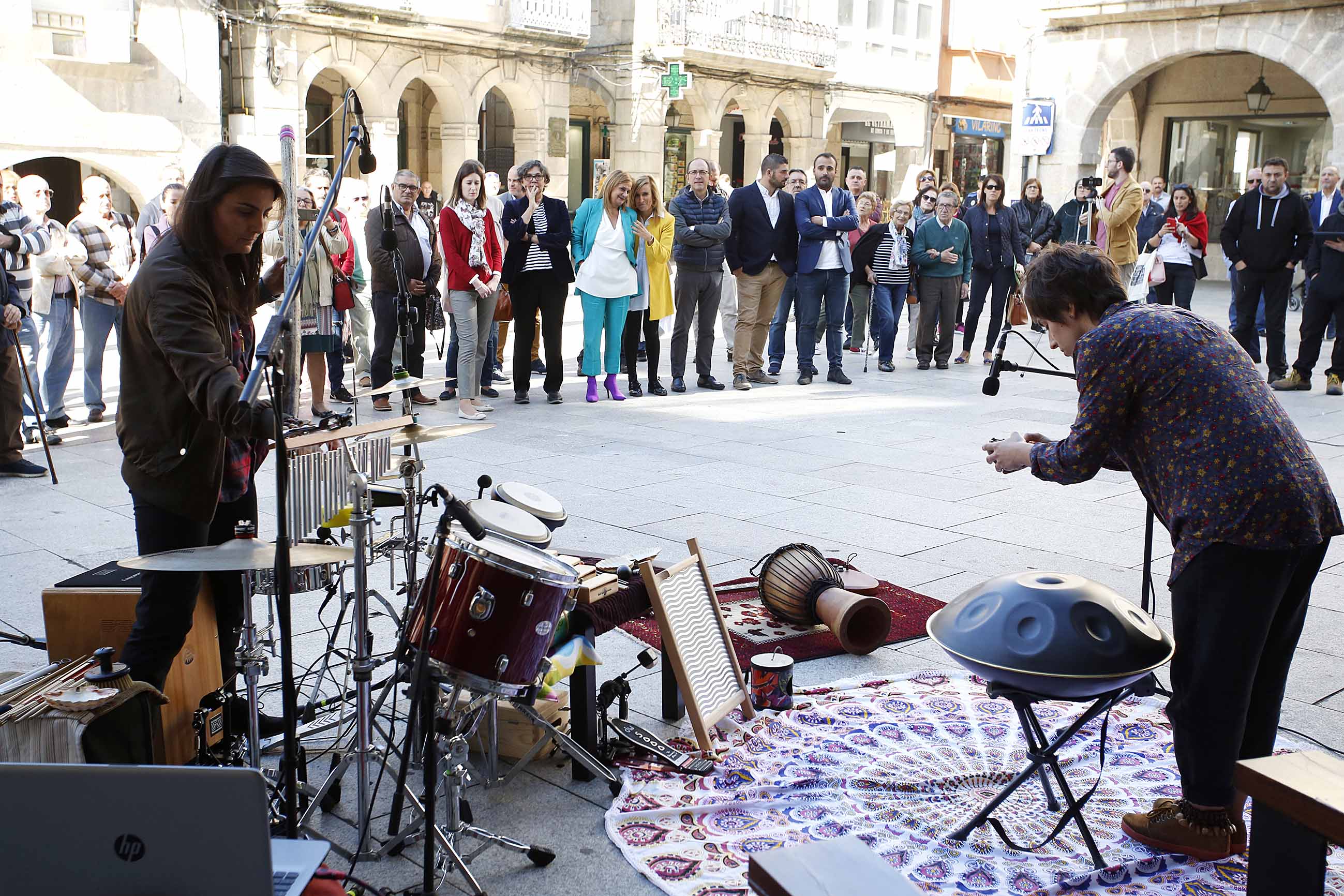 Porriño acolleu hoxe unha das dez accións artísticas que se planificaron en distintos concellos polos que pasan o Camiño Portugués e o Camiño pola Costa. A alcaldesa do Porriño, Eva García recibiu a Carmela Silva, presidenta da Deputación e a deputada provincial Victoria Alonso e a Anxo Lourenzo, director xeral de Políticas Culturais, en representación da Xunta de Galicia que asistiron á actividade celebrada a mediodía na praza do Concello