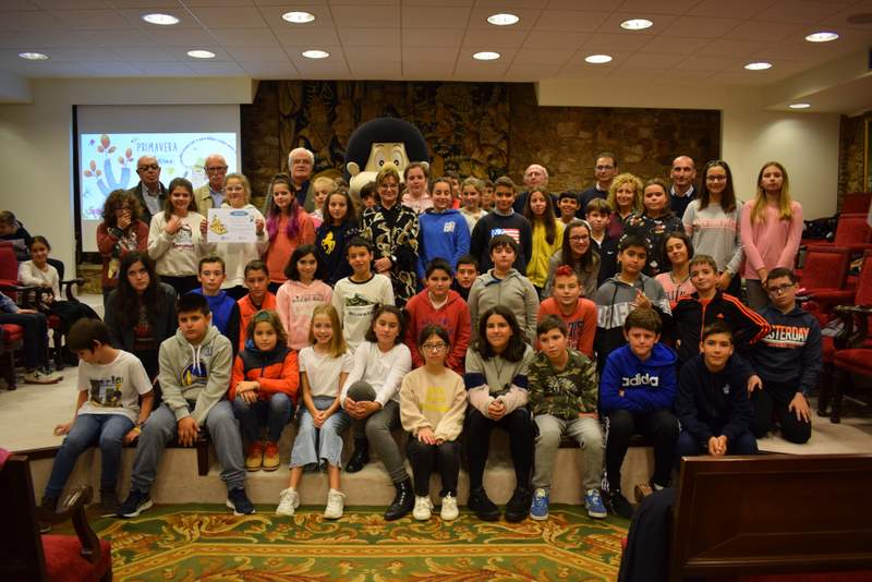 O alumnado premiado no proxecto da RAG Primavera das Letras homenaxea a Antonio Fraguas con regueifas, teatro e coplas populares