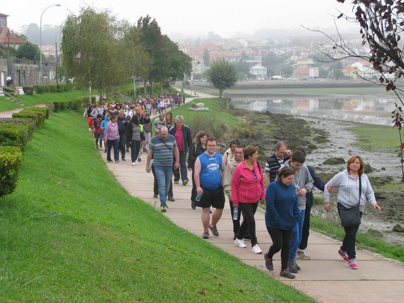 Máis de 300 escolares de Nigrán únense ao grupo da Fundación Menela para celebrar a última etapa do proxecto "Xacobeo Autismo. Un Camiño de Todos"