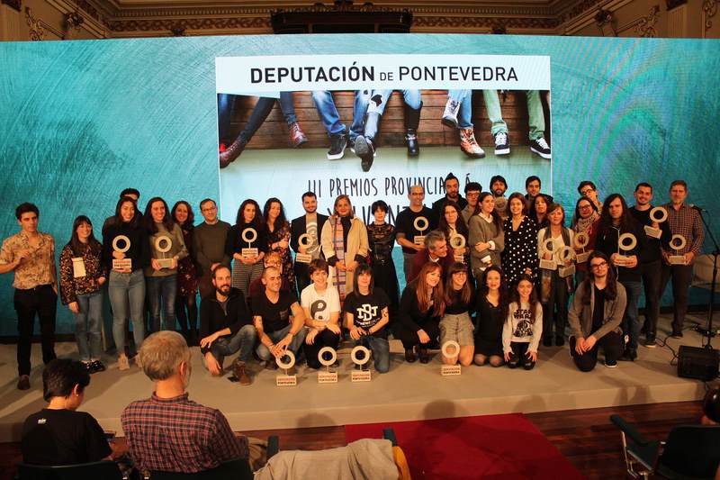 A mocidade encheu o Salón de Plenos da Deputación de Pontevedra na entrega dos Premios Provinciais a Xuventude