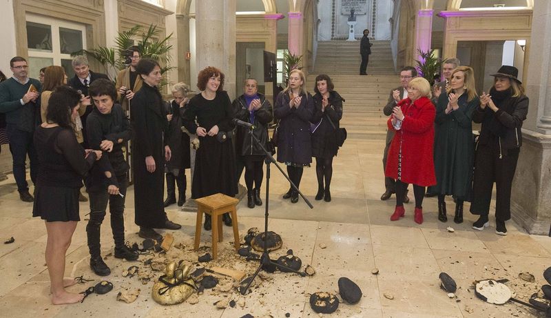 O Pazo da Deputación de Pontevedra acolleu “Pan duro I”, a performance colectiva coa que arranca a V edición de “Mulleres en acción. Violencia Zero”