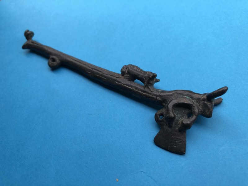 Descubren un valioso bronce votivo do século III A.C. nas excavacións do Castro de Vilalonga