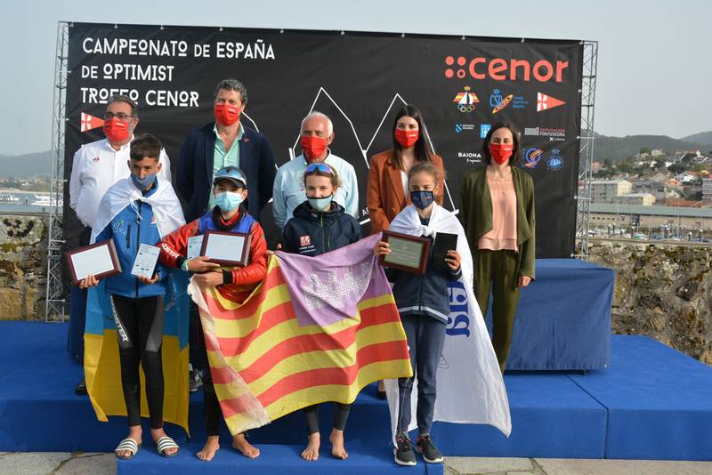 Baiona coroa aos novos campións de España de Optimist